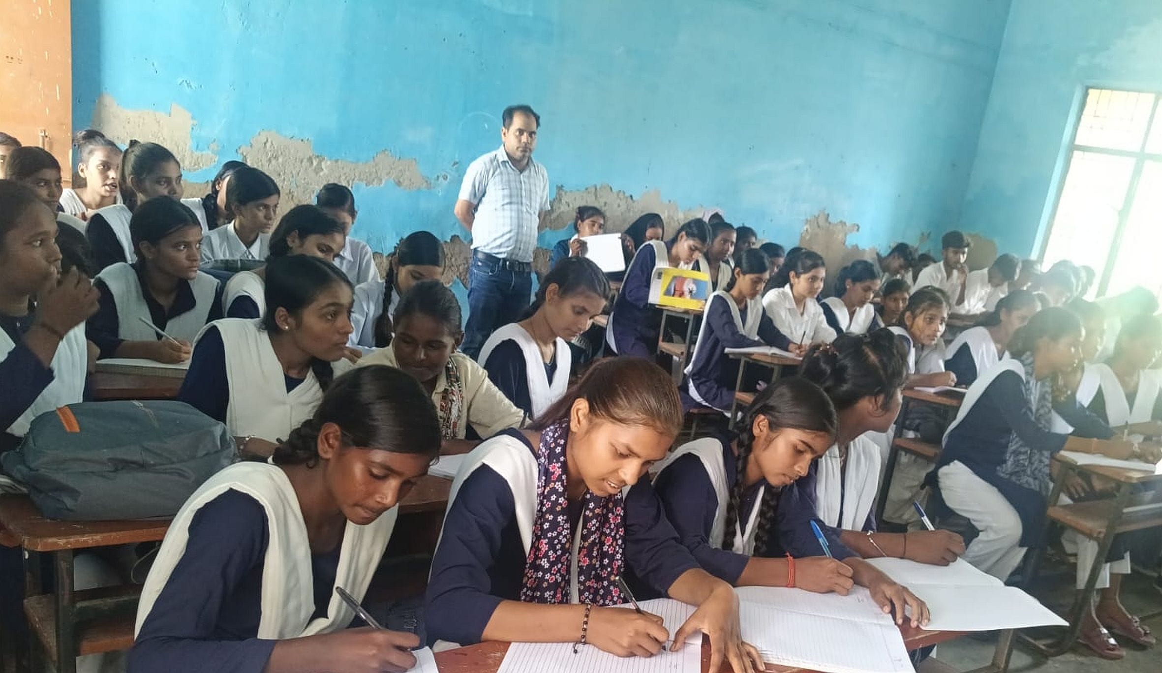 राजकीय इंटर कॉलेज जायस में निबंध लेखन प्रतियोगिता में शामिल छात्राएं। स्रोत: स्कूल