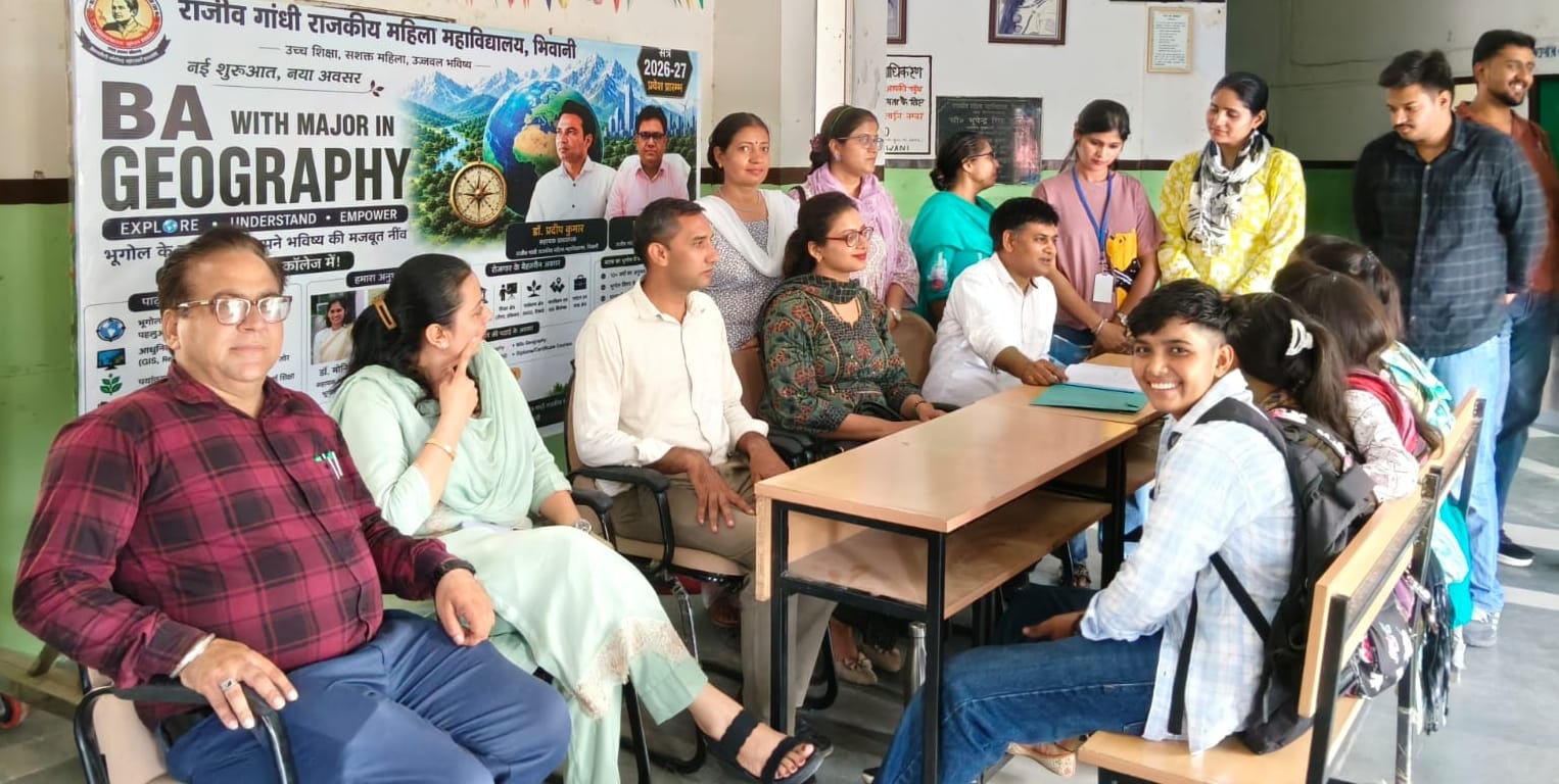 राजीव गांधी राजकीय महिला महाविद्यालय में हेल्प डेस्क पर दाखिलों से संबंधित जानकारी लेतीं छात्