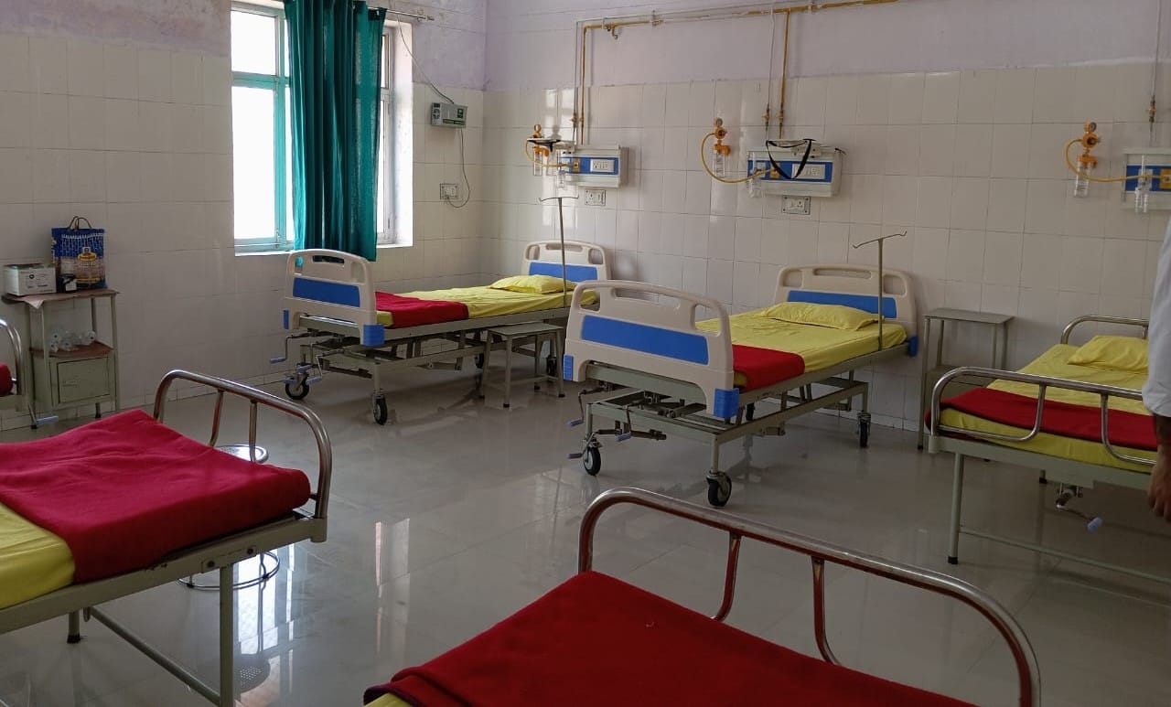 सौ शय्या अस्पताल के बर्न यूनिट में खाली पड़ा बेड। संवाद
