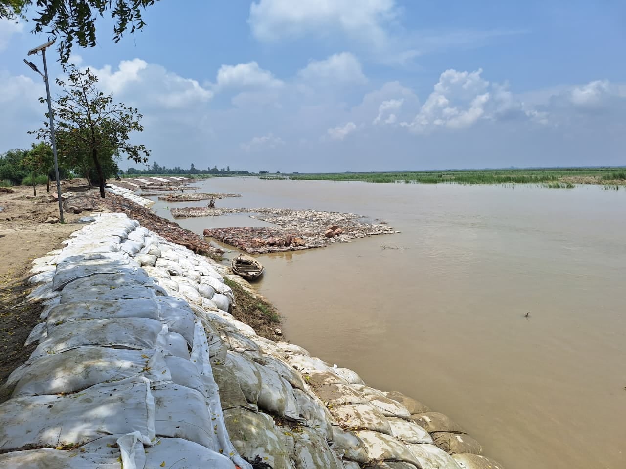 सगड़ी तहसील के झगरहवा स्थित सरयू नदी में उफान।- संवाद