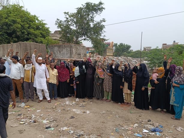 Women staged a protest at the gate over the dumping of garbage on the ground.
