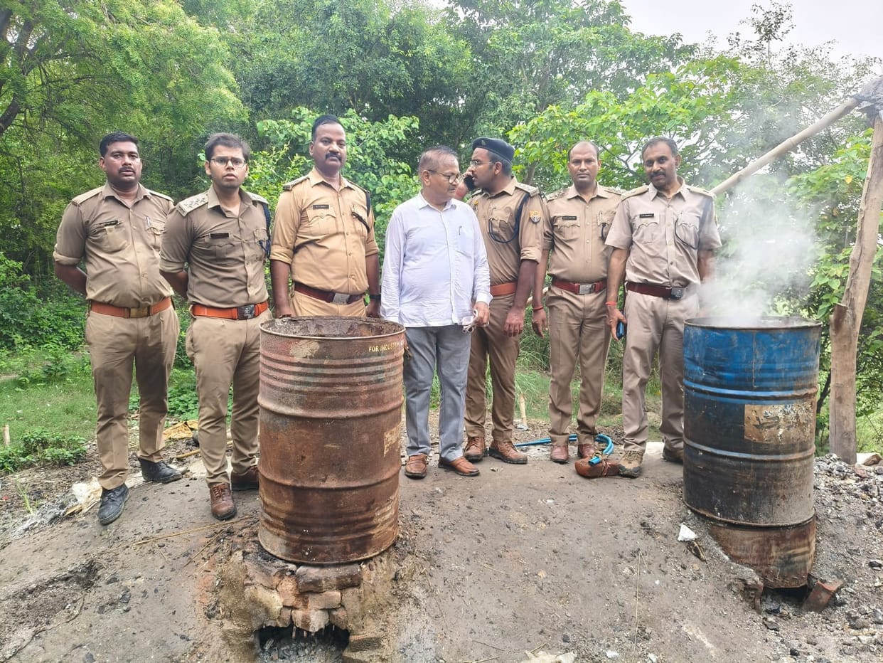 Excise team raids islands in the Saryu River.