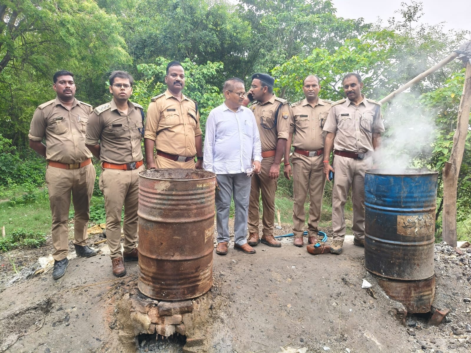 सिकंदरपुर क्षेत्र में सरयू नदी के किनारे अवैध शराब की भट्टियों को तोड़ते आबकारी विभाग टीम के सद
