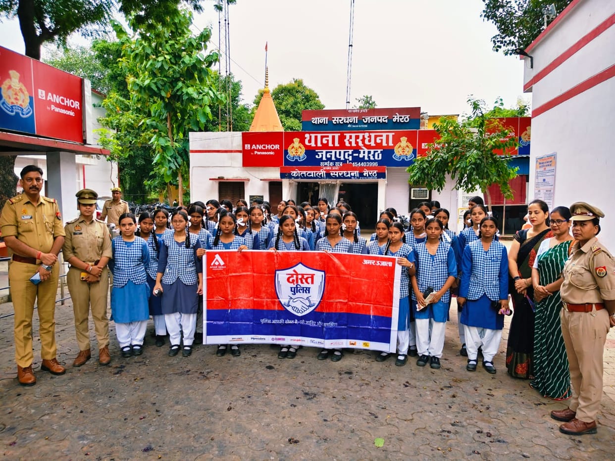 Female students visited the police station and learned about police functioning.