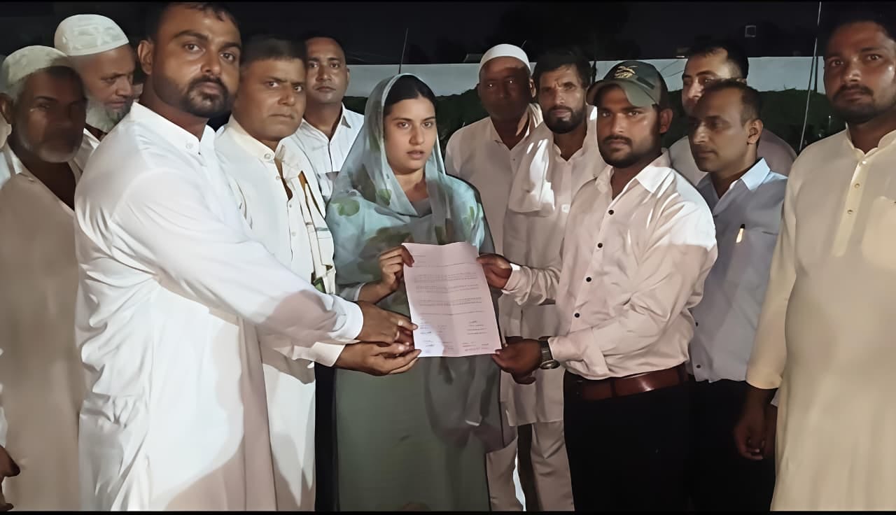सांसद इकरा हसन को ज्ञापन देते यहियापुर के ग्रामीण। संवाद