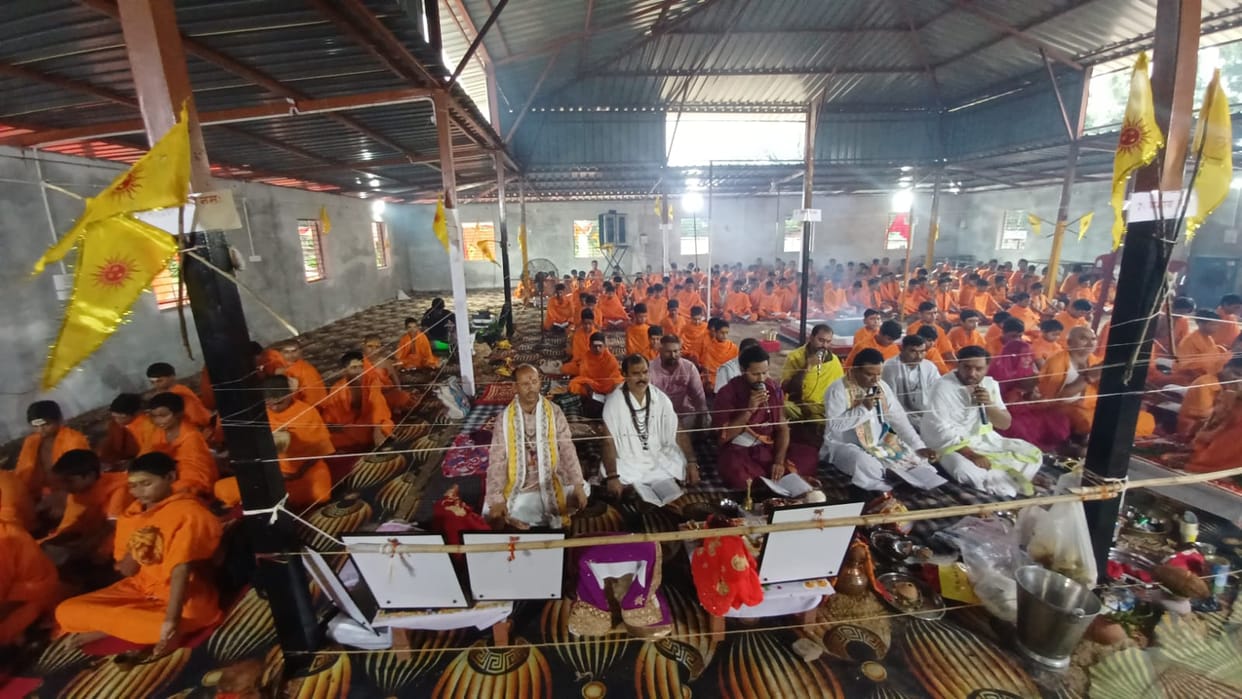 Ashram resonates with Vedic mantras on the third day of the Sahasra Chandi Mahayajna.