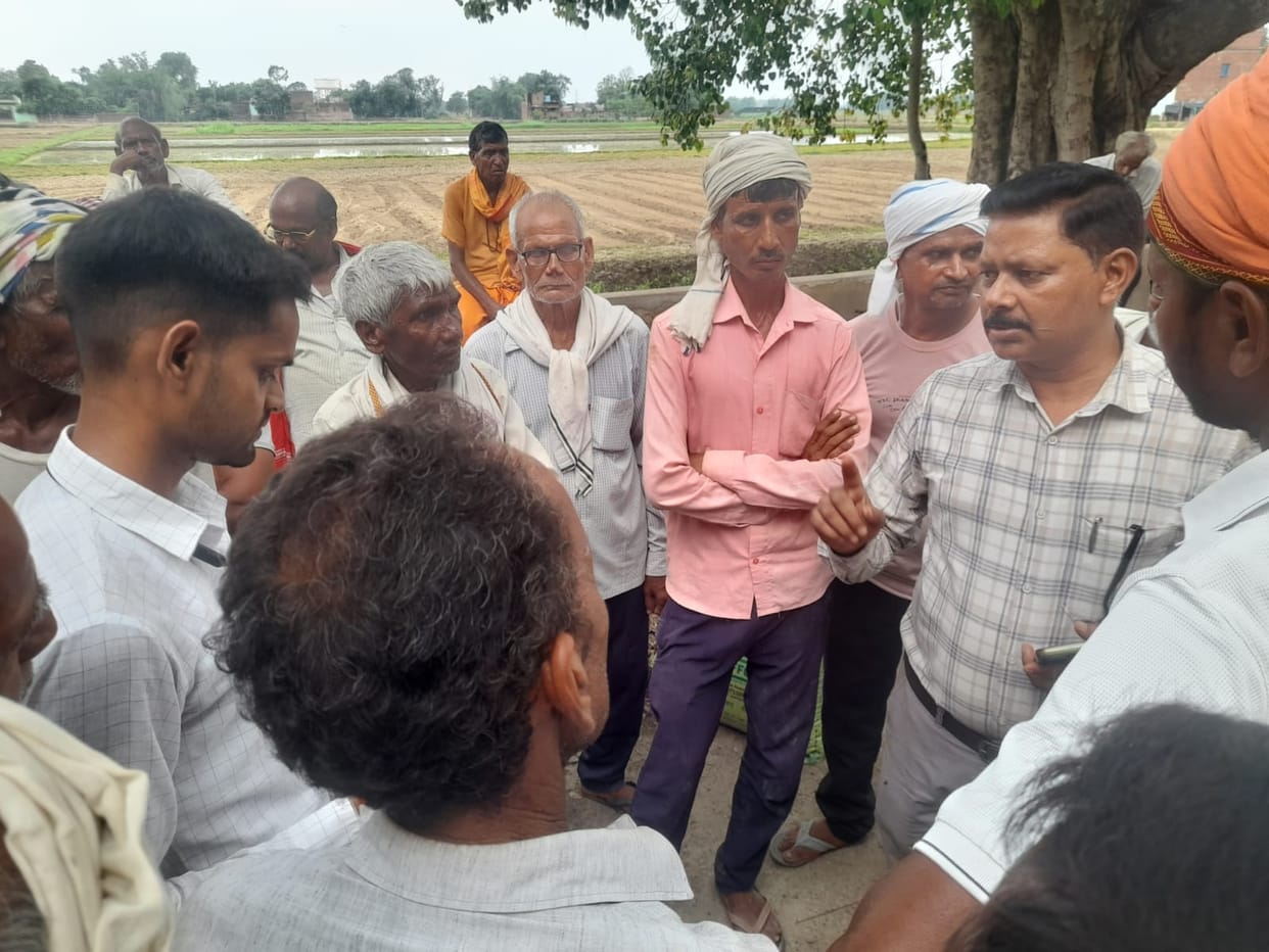 Allegation: Secretary sold 350 sacks of fertilizer after accepting money; farmers create an uproar.
