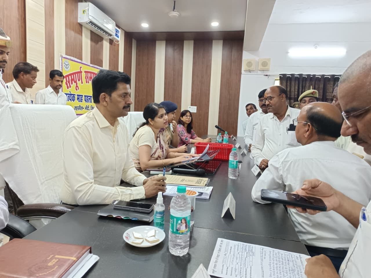 शनिवार को भीटी तहसील में आयोजित संपूर्ण समाधान दिवस में पीड़ितों की शिकायत सुनती डीएम ईशा प्रि