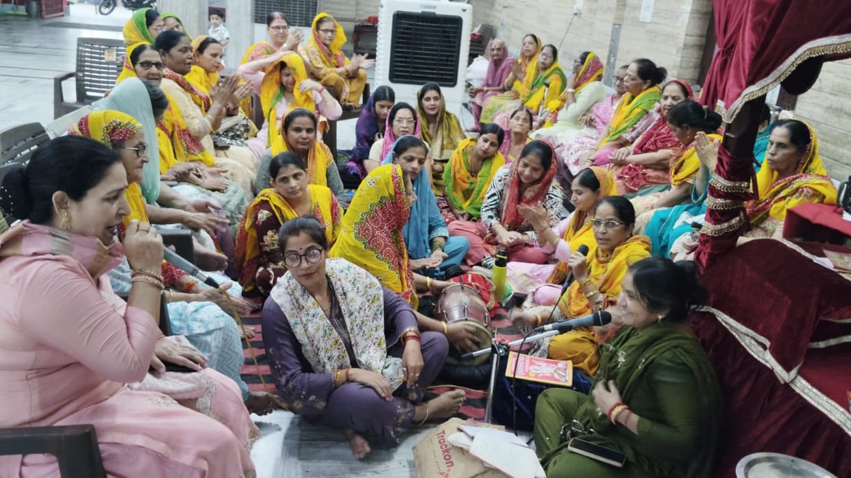Women devotees danced to the bhajans of Lord Hanuman