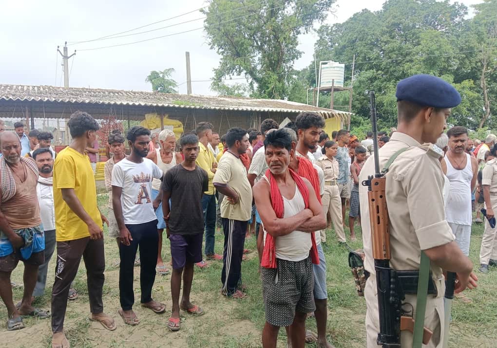 शव मिलने की सूचना पर जुटी ग्रामीणों की भीड़