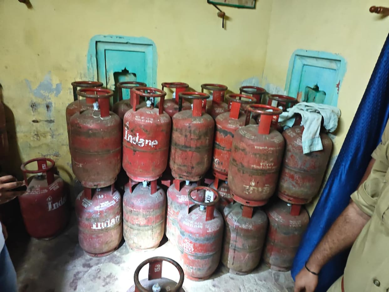 49 gas cylinders found at home; FIR against delivery man.