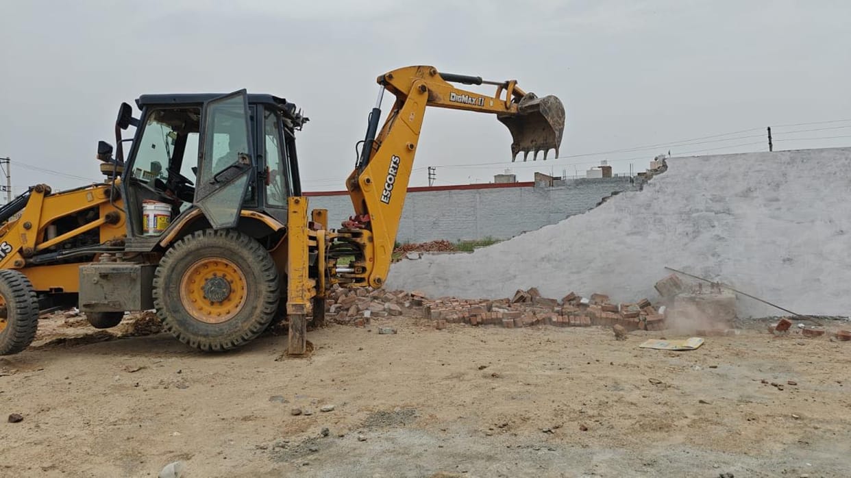 Bulldozer used on illegal colony