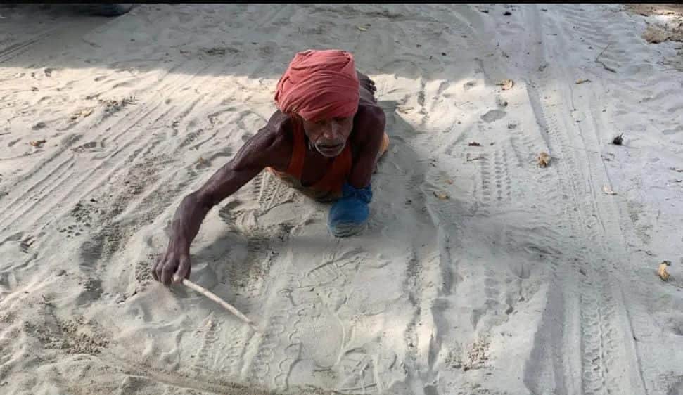 दंडवत जाते दिव्यांग सोमन राय