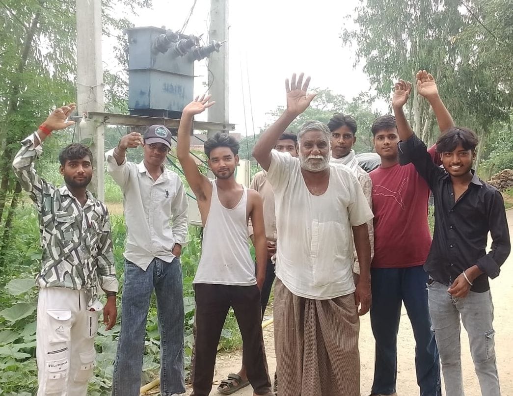 Villagers staged a protest in Dalelnagar over low voltage.