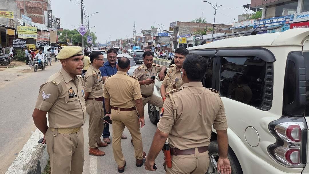 दरोगा अजय कुमार की कार की जांच करती पुलिस।