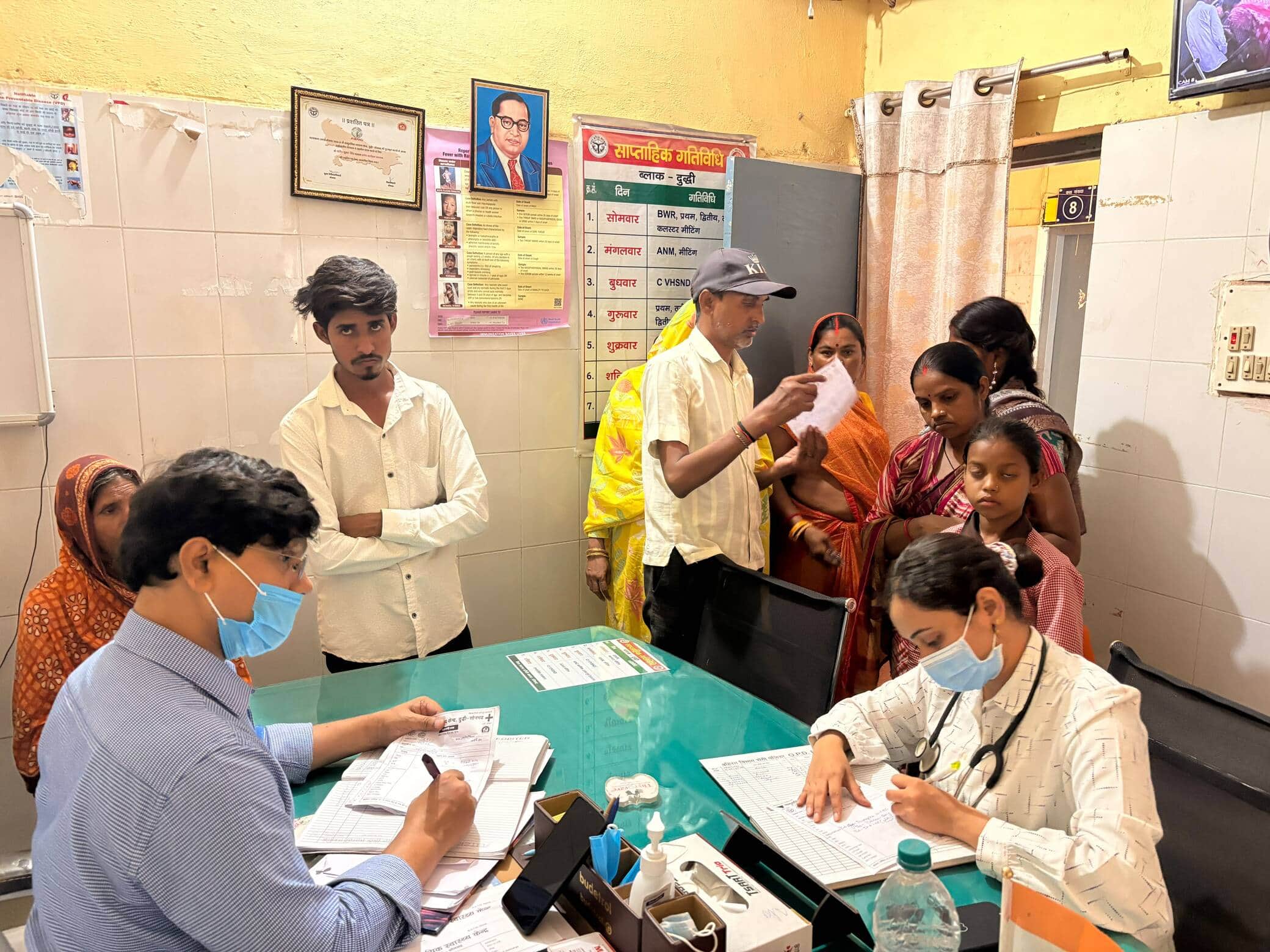 दुद्धी सीएचसी में मरीजों का ओपीडी करते केन्द्र अधीक्षक डॉ शाह आलम अंसारी-संवाद