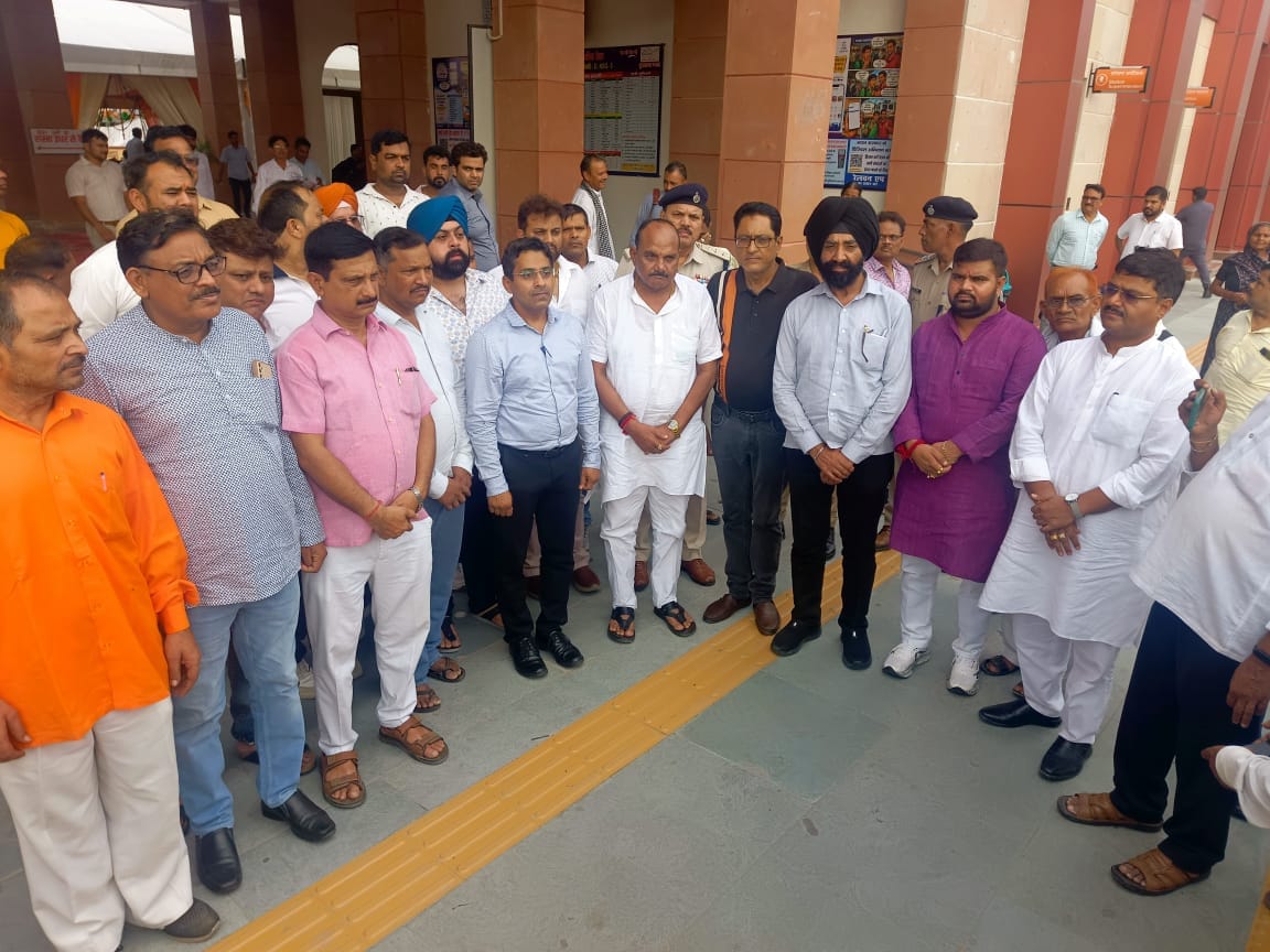 धामपुर रेलवे स्टेशन के उद्घाटन के बाद व्यवस्थाओं का जायजा लेते विधायक अशोक कुमार राणा स्रोत संव