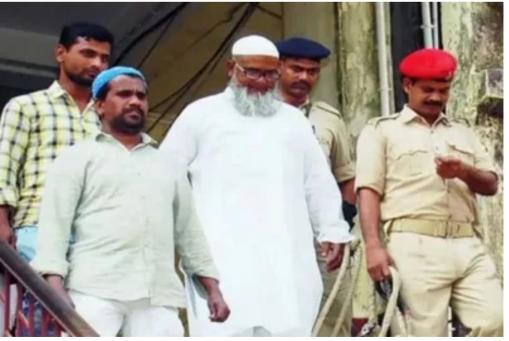 वासेपुर दोहरे हत्याकांड का फरार शब्बीर आलम की फोटो झारखंड पुलिस के साथ। 
