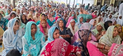 अंबाला के दुखेड़ी गांव में प्रवचन सुनती संगत। प्रवक्ता