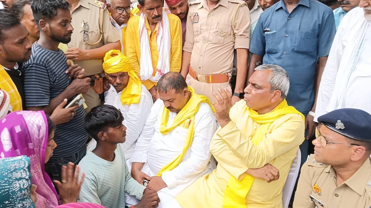 Minister Om Prakash met the accident victims.