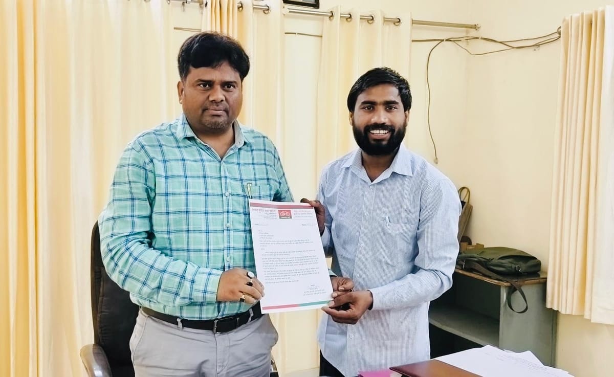 Lucknow News: बिजली तारों का मकड़जाल हटाने की मांग, अधिशासी अभियंता को सौंपा ज्ञापन