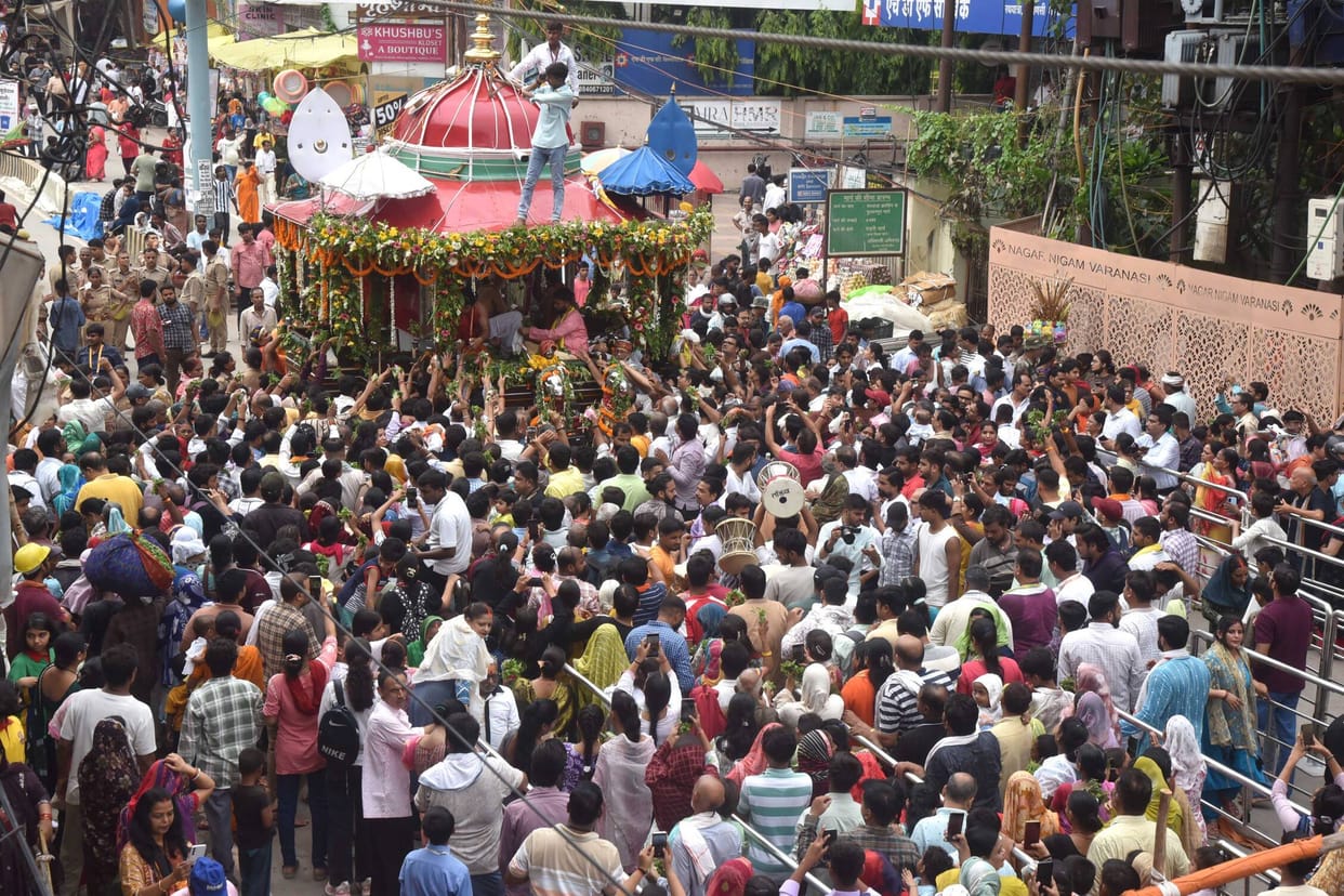 Devotees pulled the chariot of the Lord of the Universe and beheld the Lord for 19 hours.