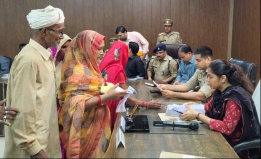 भिनगा तहसील में पीड़ितों की समस्या सुनतीं डीएम। - स्रोत: विभाग