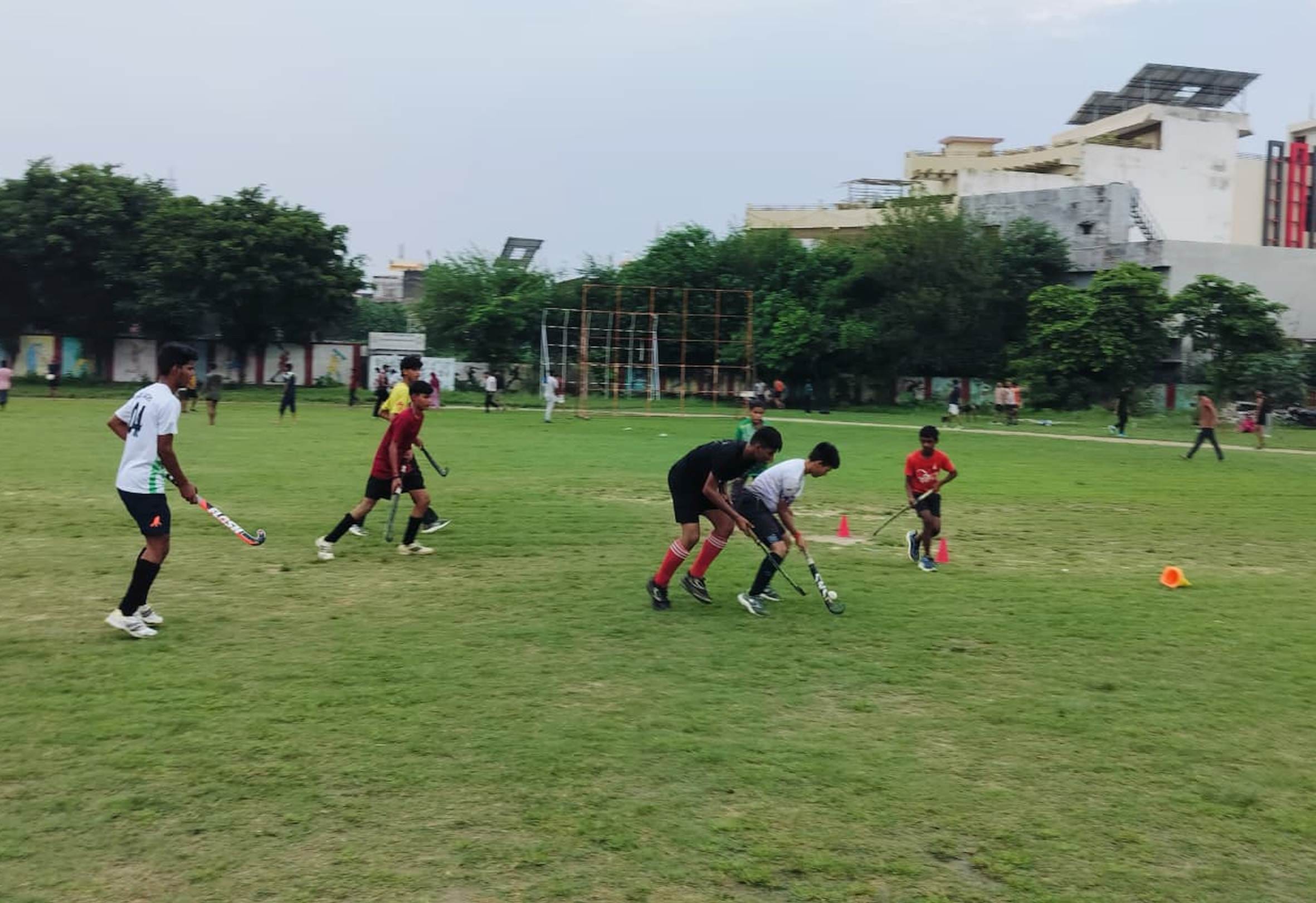 बहराइच के इंदिरा गांधी स्टेडियम में हॉकी का अभ्यास मैच खेलते खिलाड़ी। -संवाद