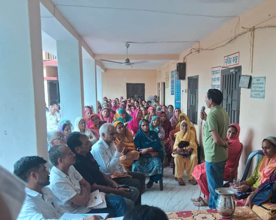 बिझड़ी पंचायत की बैठक में लोगों को जानकारी देते पंचायत प्रतिनिधि। स्रोत जागरूक पाठक