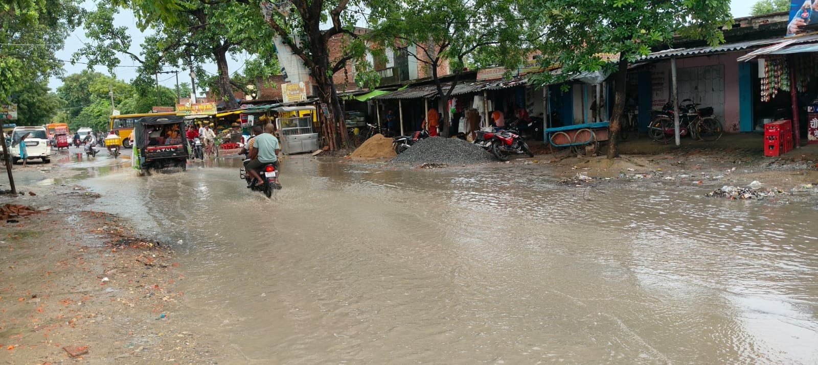 बलिया-नगरा मार्ग स्थित चोगड़ा चट्टी पर बारिश के चलते हुआ जल भराव।संवाद