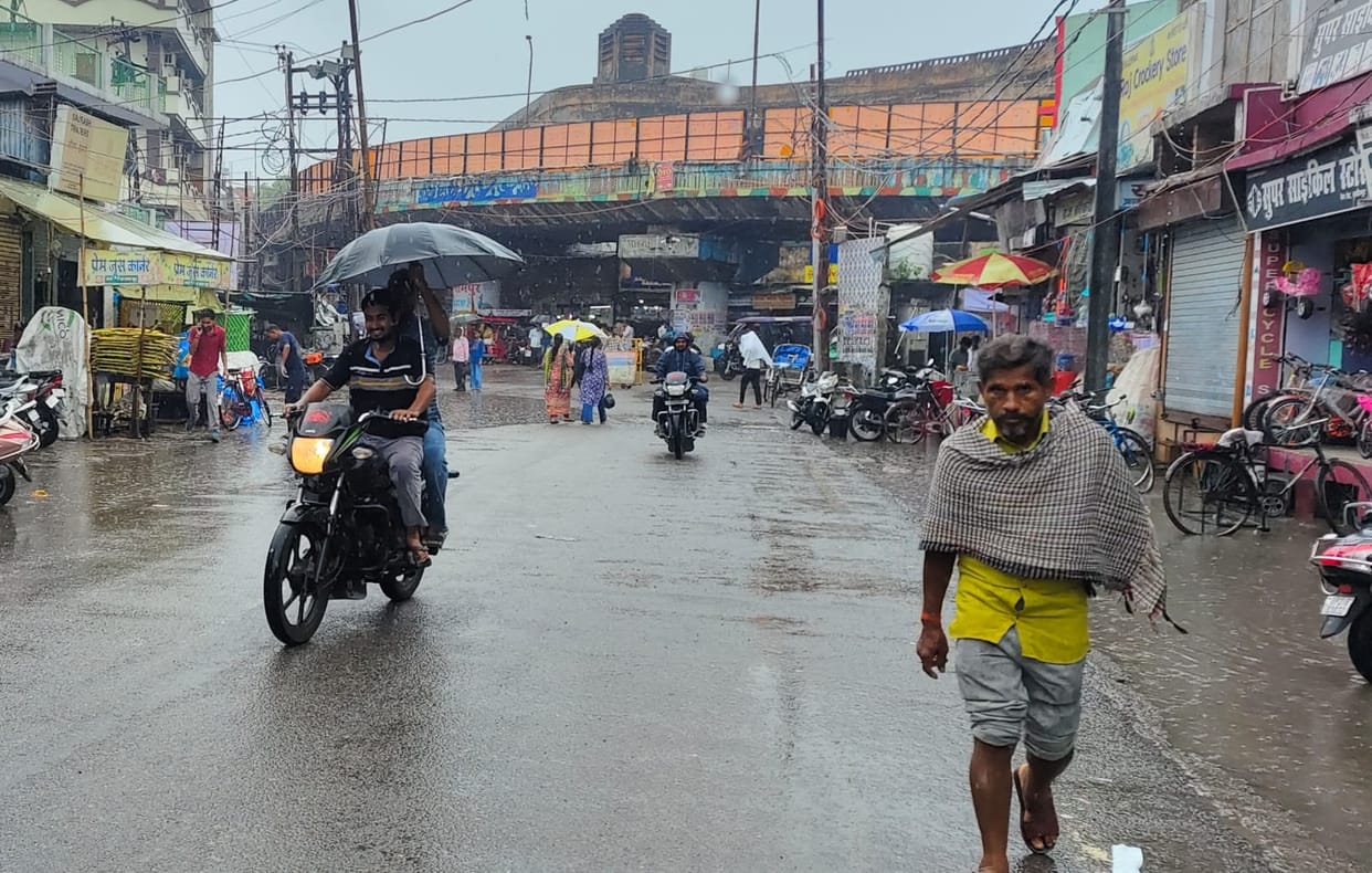 Heavy rain washed away the humidity, waterlogging increased the difficulty