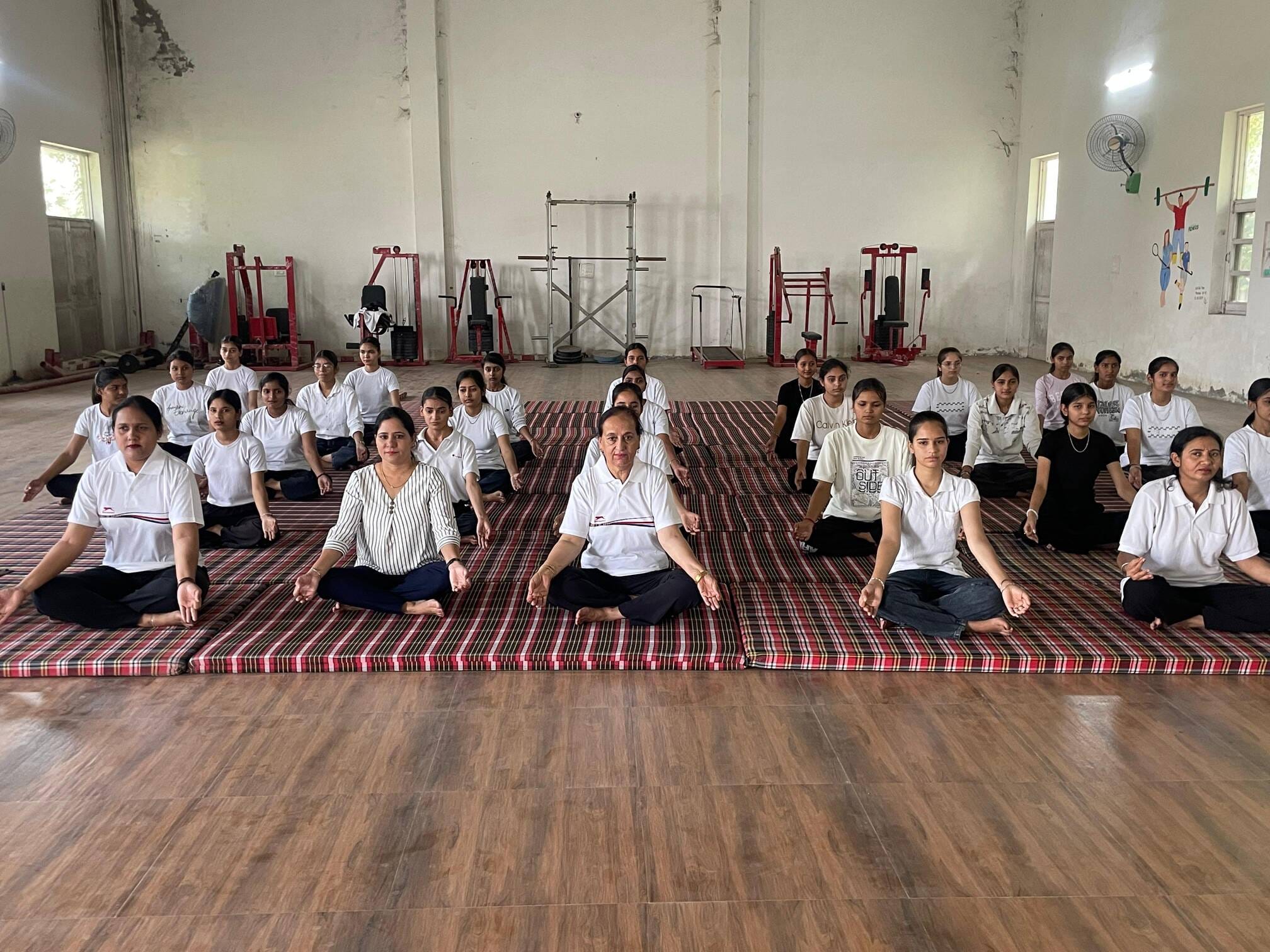 बराड़ा के संत मोहन सिंह खालसा लबाना गर्ल्स कॉलेज में खुले जिम में व्यायाम करती महिलाएं। प्रवक्त