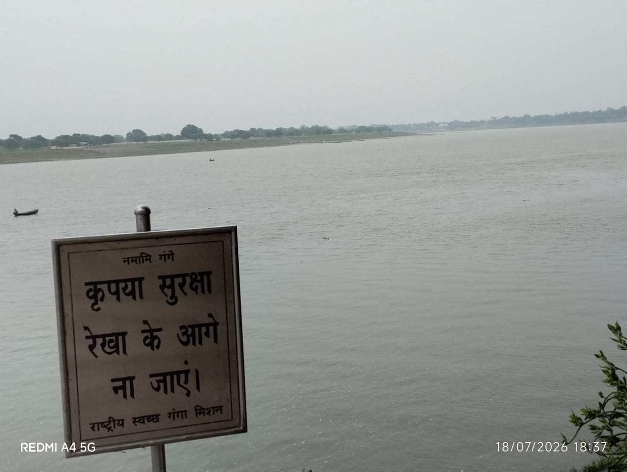 The water level of the Ganga is rising by half a centimeter per hour.