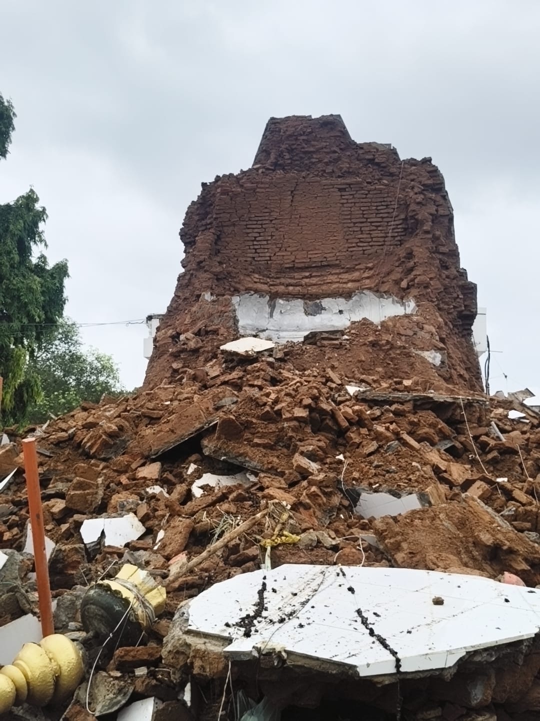 Baba Baijunath Shiva Temple collapses; sanctum sanctorum filled with debris.