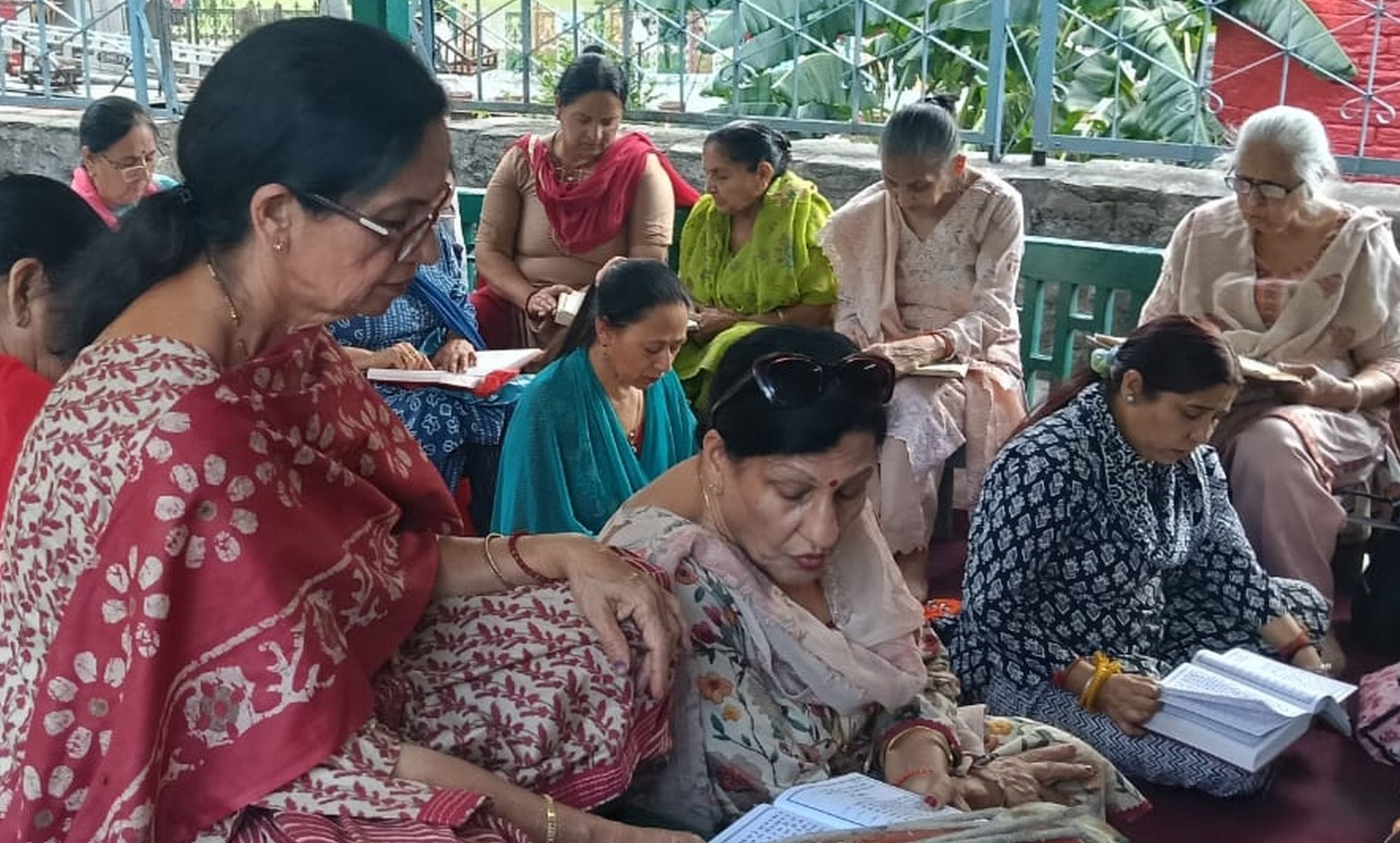 चंबा के हरिराय मंदिर में राम गुणगान के दौरान महिलाएं।संवाद