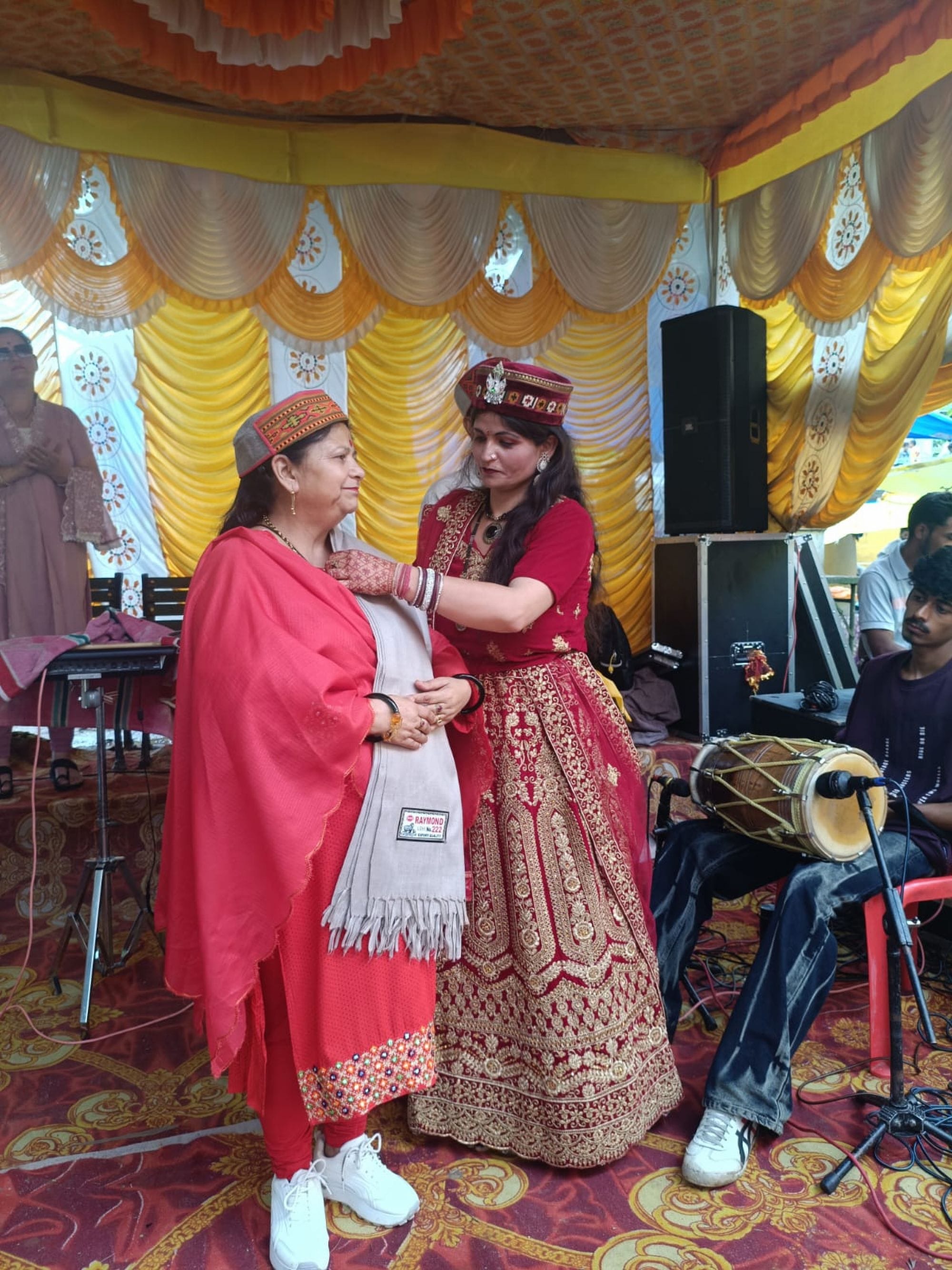चंबा करंगढ नाग जातर मेले के दौरान मुख्यतिथि को सम्मानित करते आयोजक।संवाद