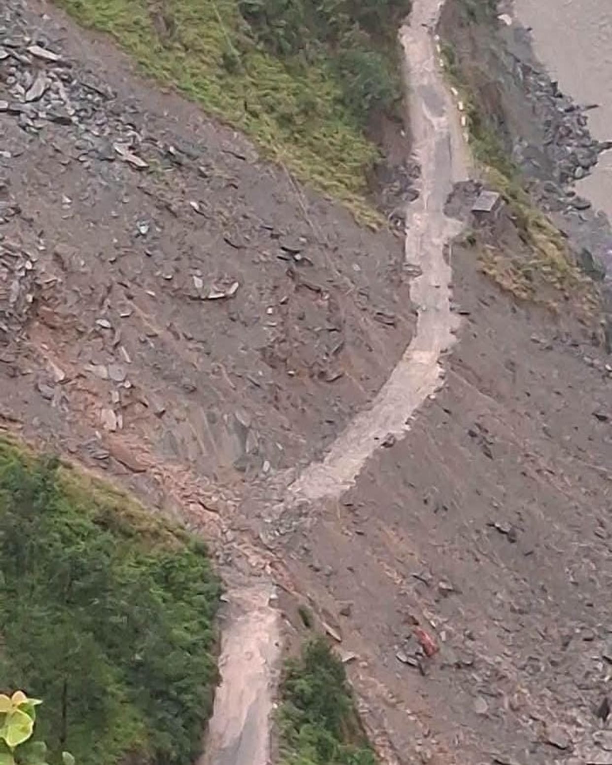 Vehicles stopped for six hours on the Chamba-Bharmaur NH.