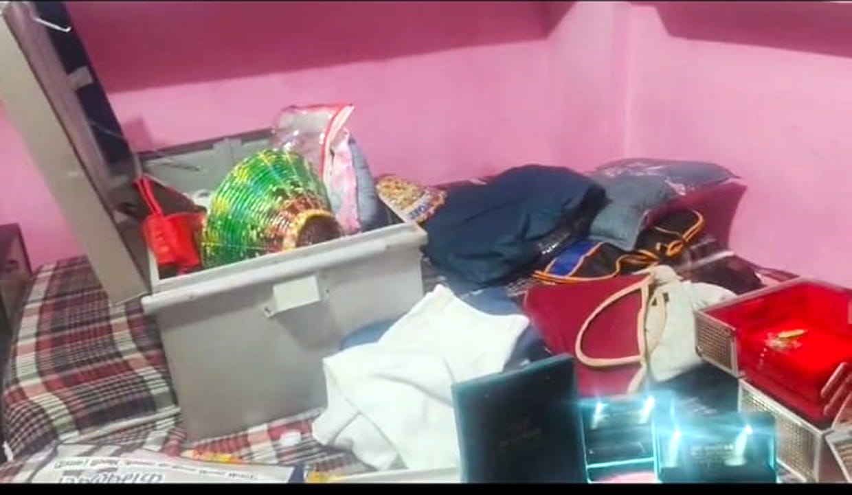 Thieves entered the house through the staircase and made off with jewelry worth lakhs.