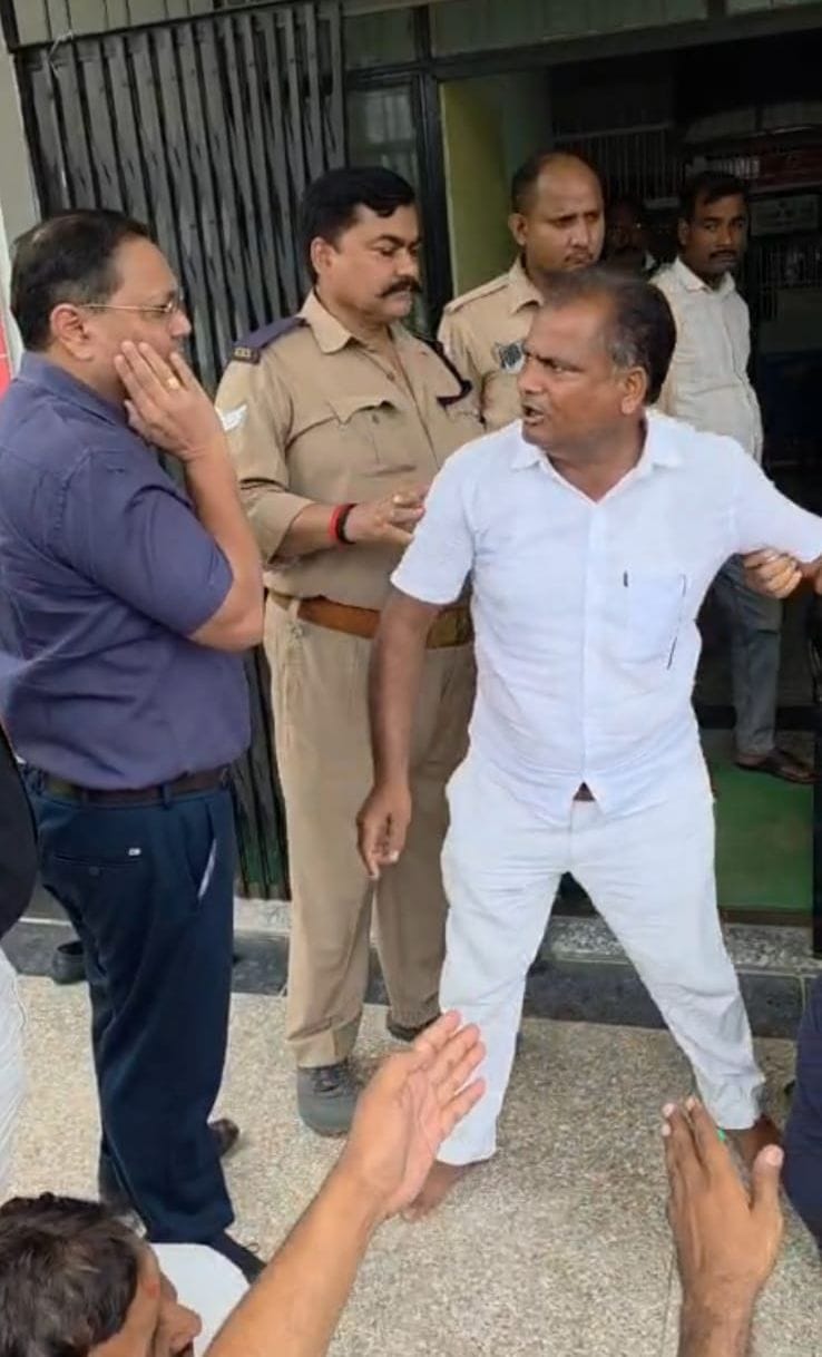 Sit-in and slogan-shouting at the ARTO office