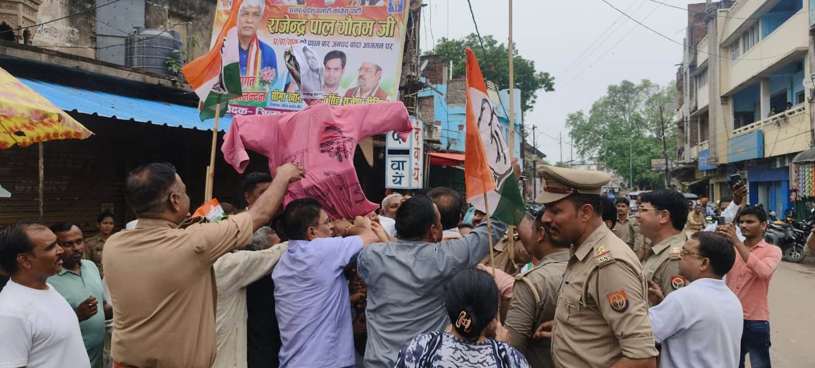 फोटो-10- पुतला छीनने के लिए पुलिस और कांग्रेसियों में जमकर खींचतान हुई। संवाद