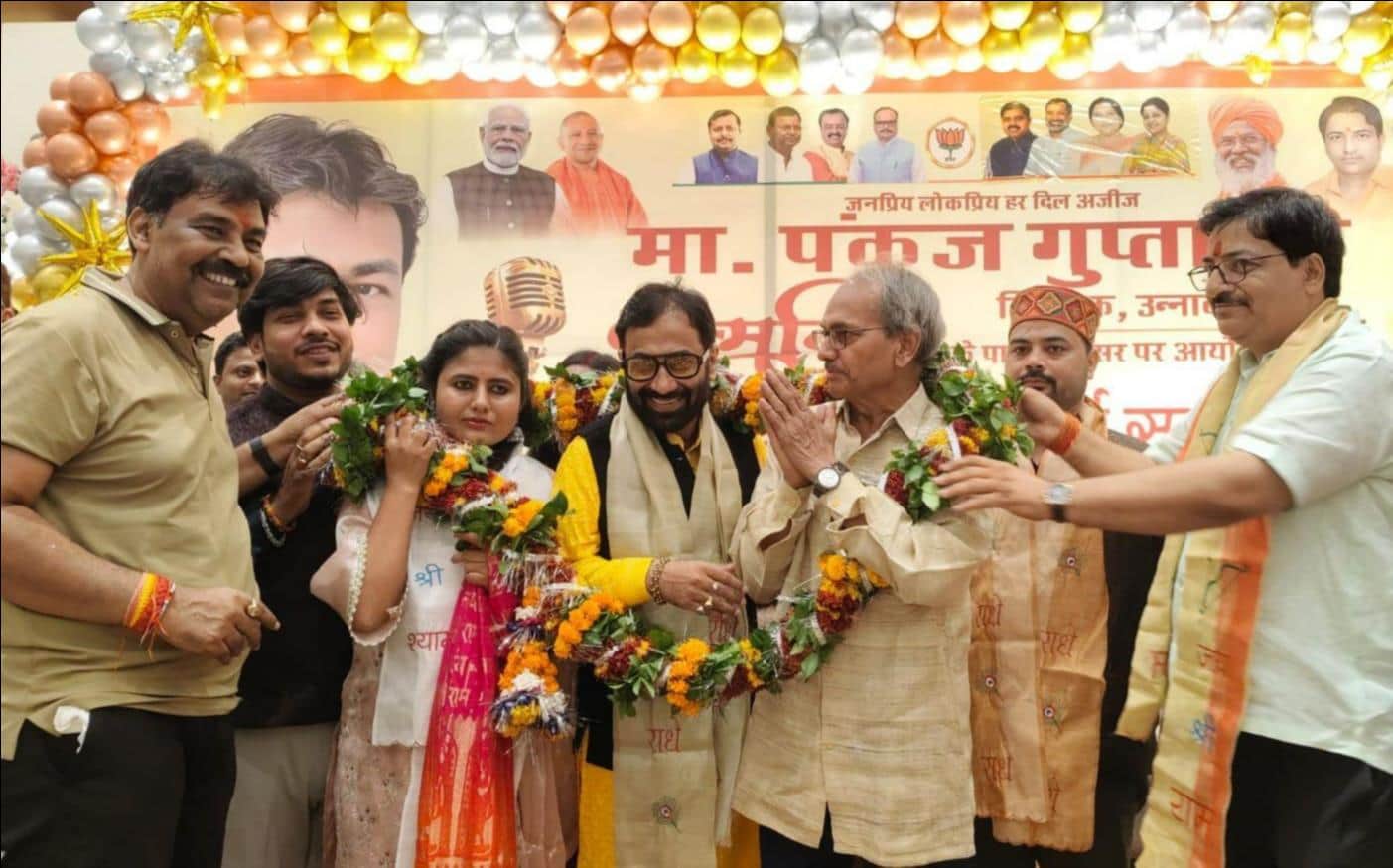 फोटो-13-कार्यक्रम में कवियों को सम्मानित करते सदर विधायक पंकज गुप्ता व जिलाध्यक्ष अनुराग अवस्थ
