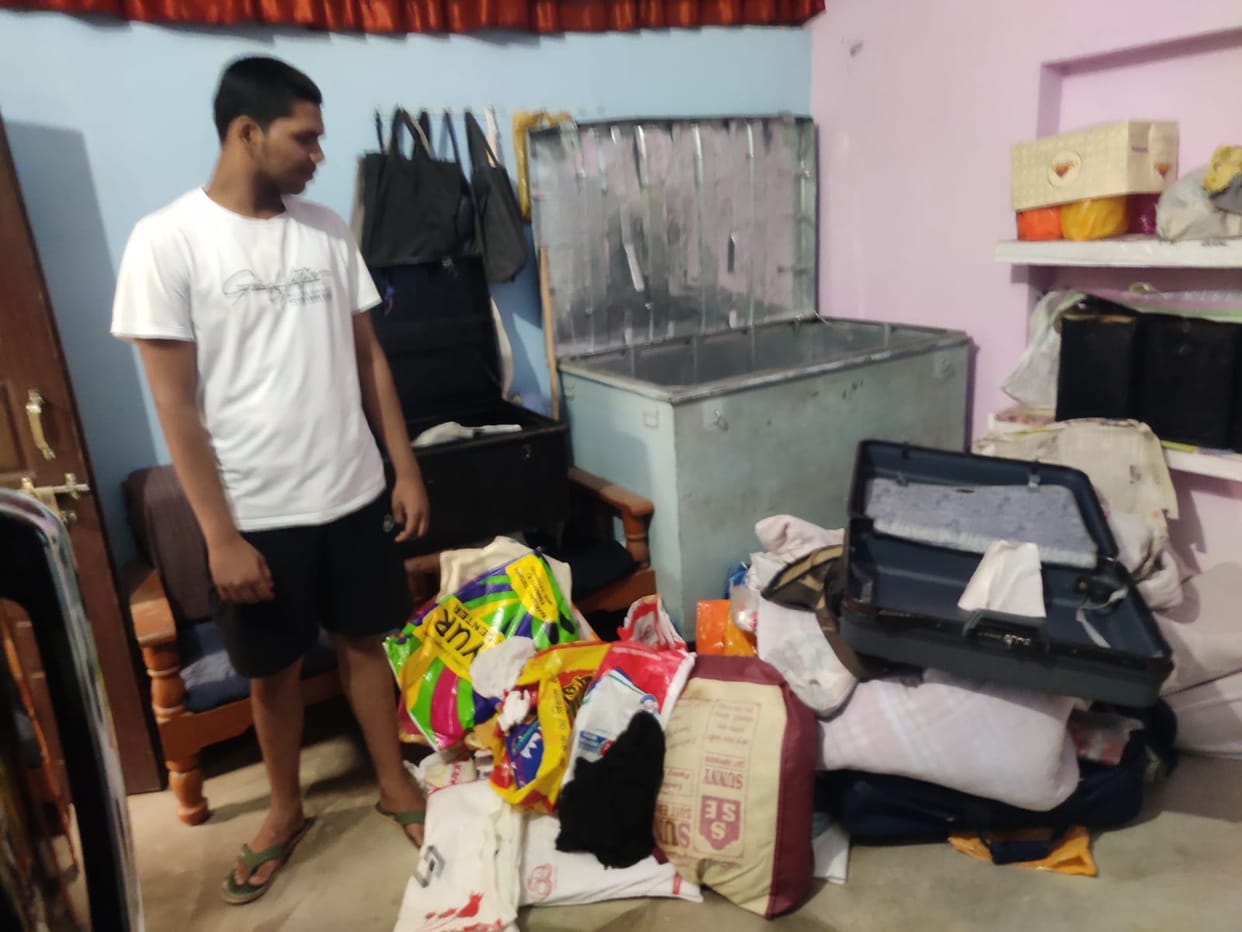Theft in three houses; jewelry and cash taken away.