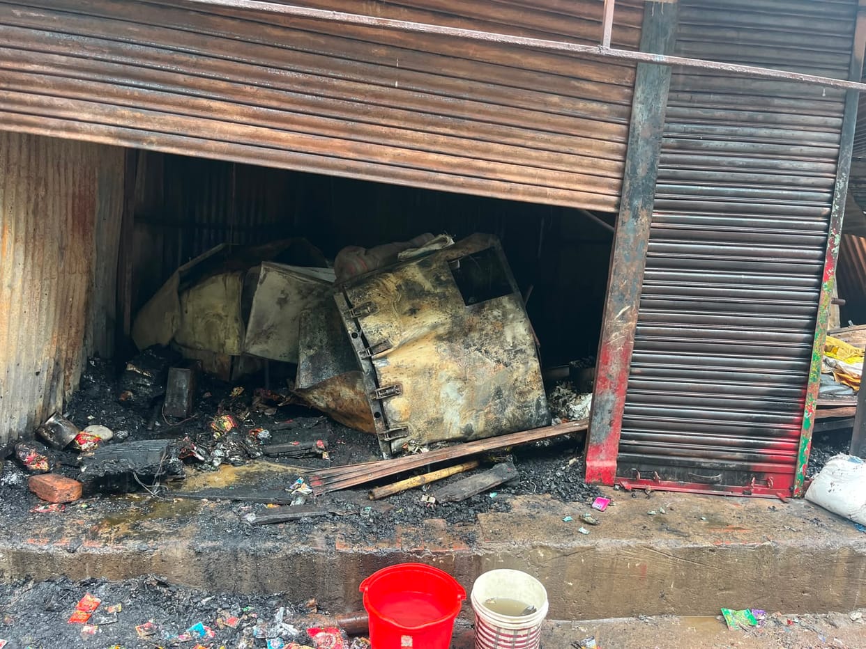 Short circuit causes fire in brothers' grocery shops; loss of eight lakh rupees.Short circuit causes fire in brothers' grocery shops; loss of eight lakh rupees.