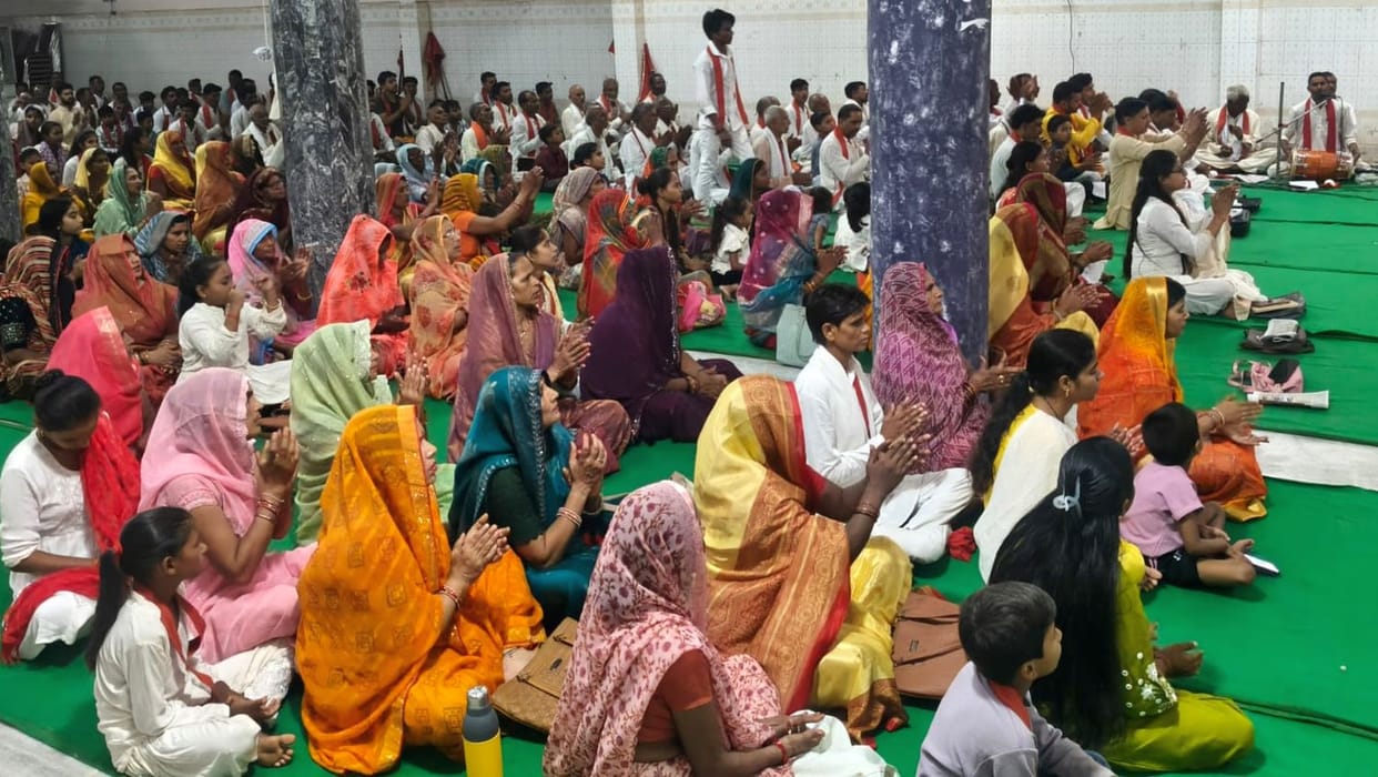 Chants hailing the Goddess reverberated amidst the sound of conch shells during the Maha Aarti.