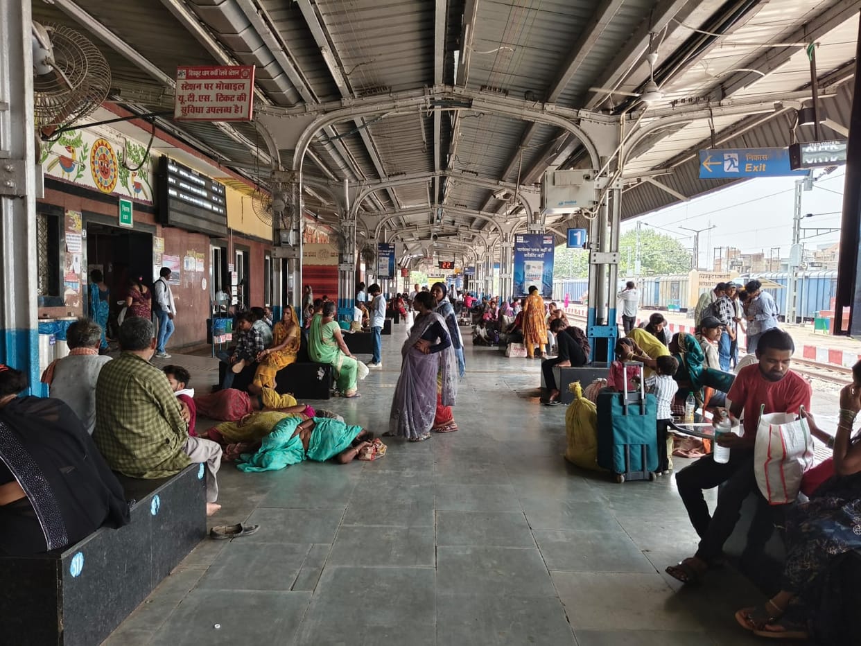 Non-interlocking work between Mauranipur and Rora sections; several trains affected until the 29th.