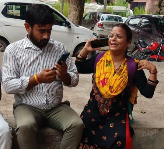 फोटो-2- परिजनों को फोन पर पति के मौत की सूचना देती पत्नी रुचि। संवाद