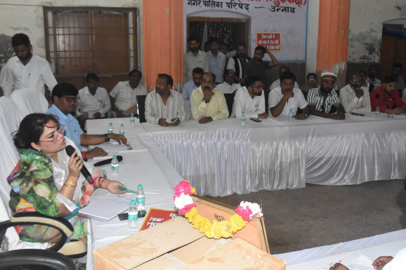 फोटो-32- बोर्ड बैठक में सभासदों के सवालों का जवाब देतीं नगर पालिका अध्यक्ष श्वेता मिश्रा। संवाद