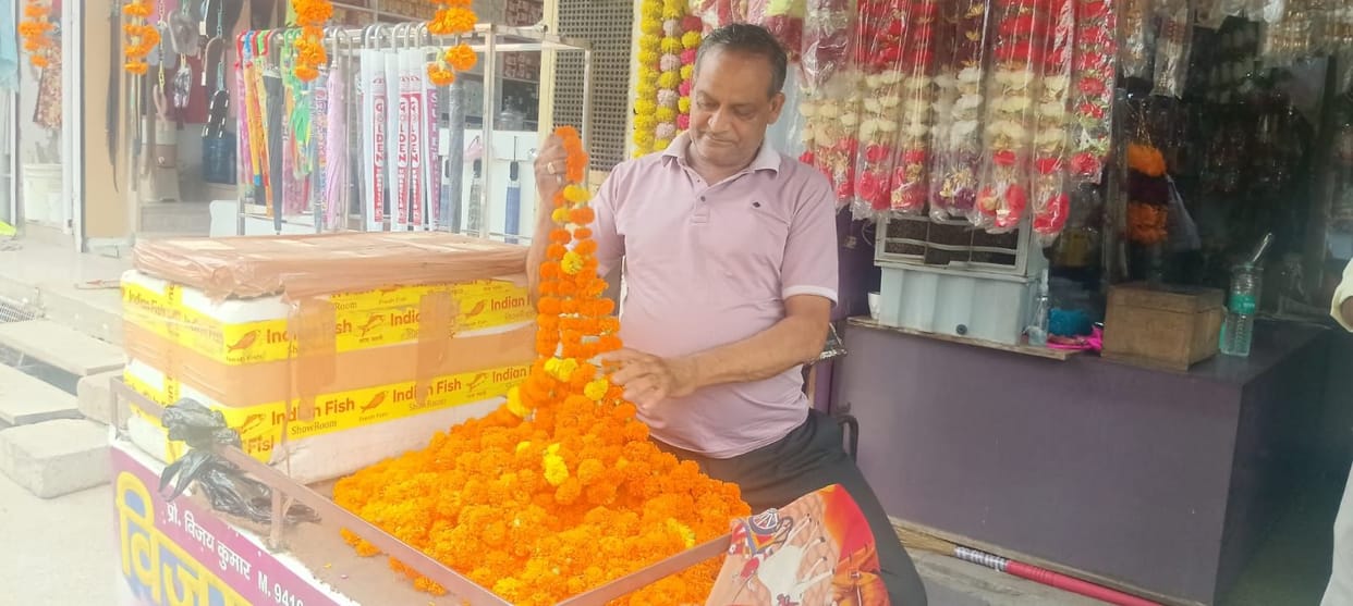 Flower market wilts in the heat; keeping flowers fresh becomes a challenge.