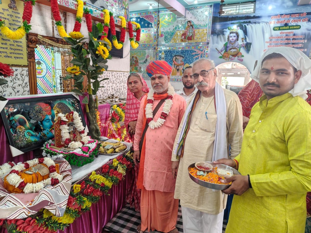 The 'Katha Gyan Yagya' commenced with a 'Kalash Yatra' featuring 250 women.