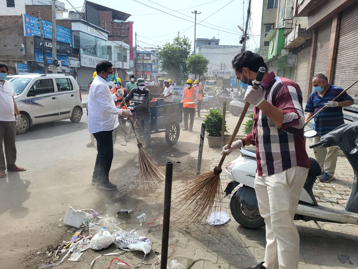 Conveyed the message of cleanliness by cleaning public places.